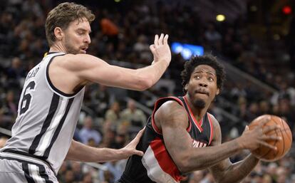 Pau Gasol defiende a Ed Davis.