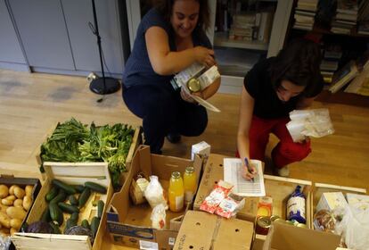 El centro de La Morada es el punto de encuentro para un grupo de consumo ecológico. Cada semana, los proveedores locales llevan frutas y verduras y los integrantes del grupo acuden para recoger sus cajas. Es la alternativa a las grandes cadenas de alimentación para los que prefieren saber de dónde viene lo que se llevan a la boca.