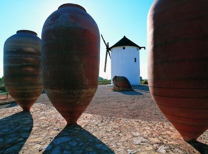 Enoturismo 
Pueblos con una vasta historia, páramos, molinos de viento y el mayor viñedo del mundo dan para muchas rutas por Castilla-La Mancha. Una de ellas, la Ruta del Vino de La Mancha, se acaba de integrar en el Club de Producto Rutas del Vino de España, impulsado por Acevin (Asociación Española de Ciudades del Vino). En ella están los municipios de Alcázar de San Juan, Tomelloso, Socuéllamos, Campo de Criptana, El Toboso y Villarrobledo.