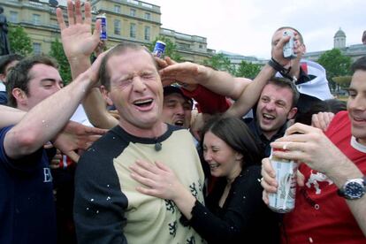 Paul Gascoigne en Trafalger Sqaure, celebrando, como un aficionado m&aacute;s (y agasajado) la victoria de Inglaterra sobre Argentina (1-0) en el Mundial de Jap&oacute;n de 2002. En esa &eacute;poca &eacute;l estaba en el ocaso de su carrera. Jugaba en el equipo ingl&eacute;s Burnley. Solo jugo seis partidos en toda la temporada.