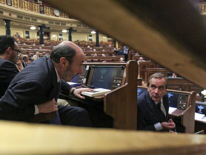 Alfredo Pérez Rubalcaba (izquierda) habla con José Antonio Alonso desde su nuevo escaño del Congreso.