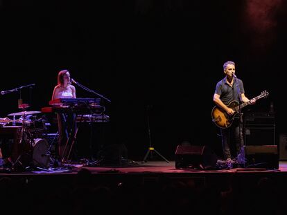 Jorge Drexler, durante su actuación en los Jardins de Pedralbes junto a Meritxell Nederman y Borja Barrueta.