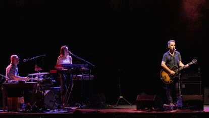 Jorge Drexler, durante su actuación en los Jardins de Pedralbes junto a Meritxell Nederman y Borja Barrueta.