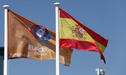 La bandera nacional española ondea en el campo de fútbol Marcel Gaillard, donde se entrenará la selección española.