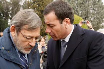 El secretario general del PSM habla con el candidato socialista al Ayuntamiento madrileño durante el acto celebrado hoy en el Cementerio civil de la capital con motivo del vigesimo quinto aniversario del fallecimiento del ex alcalde de Madrid Enrique Tierno Galván.