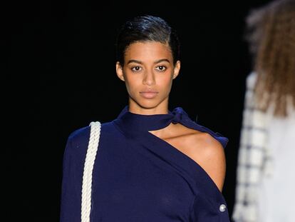 Rayas, azul y blanco: el verano marinero de Monse