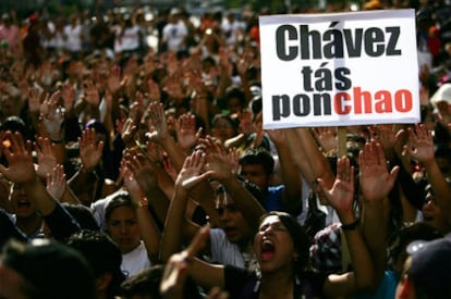 Manifestación de estudiantes universitarios contra el cierre de la cadena RCTVI el martes en Caracas.
