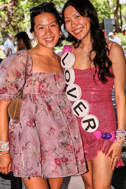 Angela, de 21 años, y Jess, 21, vestidas de rosa en honor a su canción favorita de 'Lover'. 