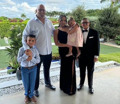 Jessica Ruiz y Antonio Lopetegui posan junto a sus hijos en una fotografía cedida por la familia. Antonio Lopetegui es un migrante cubano que fue deportado y separado de su familia.