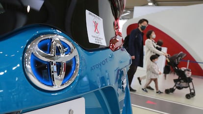 Un vehículo de Toyota durante una feria de coches en Tokio (Japón), el pasado noviembre.