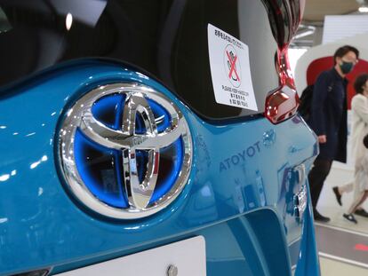Un vehículo de Toyota durante una feria de coches en Tokio (Japón), el pasado noviembre.