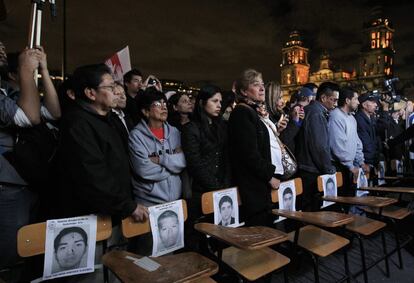 Activistas y familiares colocaron sillas con los rostros de los 43 estudiantes en el Zócalo del DF, la plaza más importante de la Ciudad