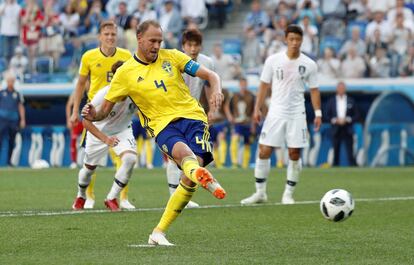 El jugador de la selección sueca Andreas Granqvist chuta desde el punto de penalti.