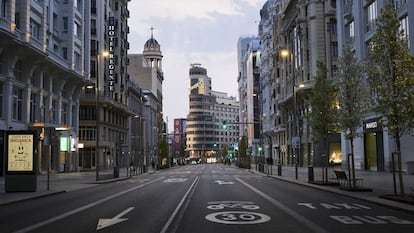 La Gran Vía, llena de grandes almacenes, cines y teatros, ha sido siempre objeto de polémica: tanto por el ancho de sus aceras como por sus atascos imposibles. Al inicio del confinamiento se convirtió en un desierto.