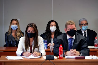 Al fondo y a la izquierda, Maje durante el juicio por el asesinato de su marido, con los abogados del caso.