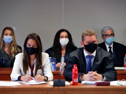 María Jesús M.C., conocida como Maje, (al fondo izq de la imagen), durante el juicio del crimen de Patraix, en la Ciudad de la Justicia de Valencia.