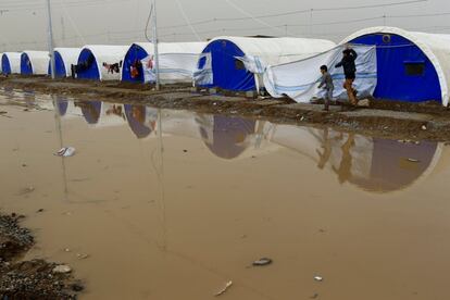 Un grupo de niños juegan en el campo de desplazados Khazer (Irak).