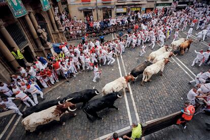 Los toros de la ganadería Puerto de San Lorenzo recorren las calles de Pamplona, este domingo, durante los sanfermines de 2019.