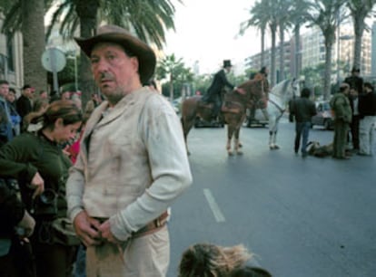 Sancho Gracia, ayer, en Almería durante el rodaje de<i> 800 balas</i>, de Alex de la Iglesia.