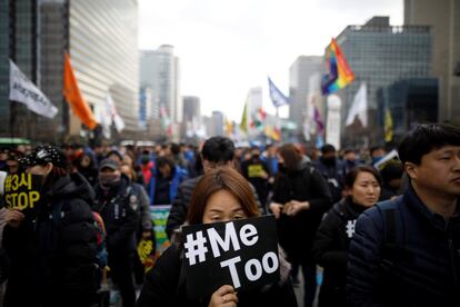 Uma mulher segura um cartaz com a hashtag #MeToo na manifestação de Seul.