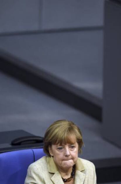 La canciller alemana, Angela Merkel, asiste a la tercera jornada del debate general de los presupuestos del Estado en el Bundestag (Parlamento) en Berlín.