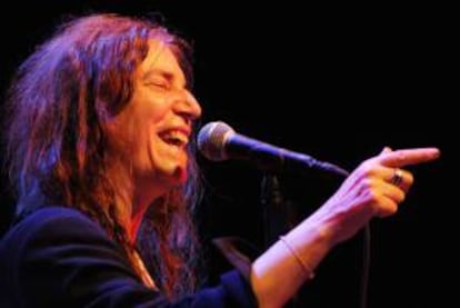 Patti Smith retrasará al 15 de noviembre su próximo concierto en Madrid para evitar la coincidencia de fechas con la convocatoria de huelga general realizada por los sindicatos y prevista para el 14-N, según ha informado hoy su discográfica. EFE/Archivo