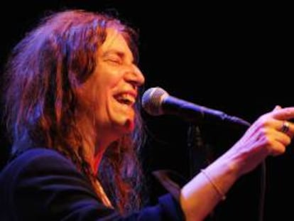 Patti Smith retrasará al 15 de noviembre su próximo concierto en Madrid para evitar la coincidencia de fechas con la convocatoria de huelga general realizada por los sindicatos y prevista para el 14-N, según ha informado hoy su discográfica. EFE/Archivo