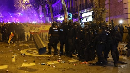 Imagen de los disturbios de la noche del martes frente a la sede del PSOE en Madrid.