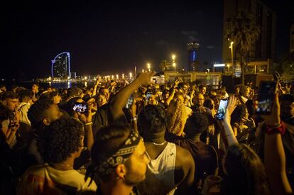 Igual que con el toque de queda anterior, las sanciones por vulnerar la orden de confinamiento nocturno oscilan entre los 300 y los 6.000 euros. En la imagen, una multitud se concentra en la playa de Barcelona.