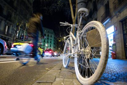 La bicicleta blanca que desde ayer homenajea a la ciclista muerta el lunes en la calle de la Diputació de Barcelona.