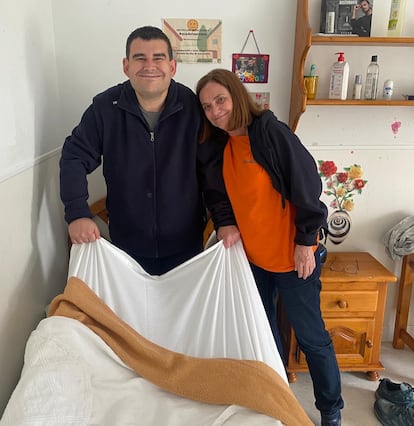 Jorge Manada and his monitor "lifelong"Araceli Barceló, in her room at the Almanzor center of ATAM (Telefónica).