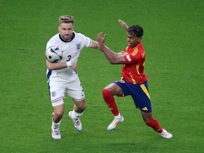 Lamine Yamal y Luke Shaw pugnan por un balón en los primeros minutos de la final. 