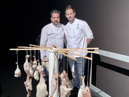 Sergio y Toni detras de su perchero cargado de aves y pescados en maduración. J.C. CAPEL