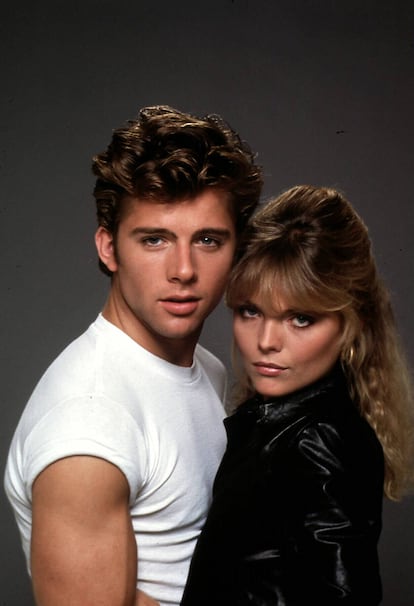 MICHELLE PFEIFFER EN 'GREASE 2' – ¿Qué había hecho una Michelle Pfeiffer de solo 23 años para merecer un debut como protagonista tan catastrófico? Probablemente nada. 'Grease' recaudó tanto dinero y tuvo un impacto cultural de tal calibre que la secuela cayó por su propio peso. Y alguien, una vez confirmada la (inteligente) deserción de Olivia Newton John, tenía que protagonizarla. Le tocó a Pfeiffer, que venía de hacer telefilms y rodar anuncios de jabón, pero tenía belleza, frescura y un cierto ángel. Lo hizo muy mal, pero siempre le quedará el magro consuelo de ver sus escenas con Maxwell Caulfield y constatar que el muchacho estaba mucho peor. A partir de ahí, Pfeiffer aterrizaría en aquella rotunda y silvestre obra maestra que es 'Scarface' y ya no le faltarían oportunidades de exhibir a la magnífica actriz que lleva dentro. 