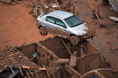 Destruição em Bento Rodrigues, Mariana (Minas Gerais), após rompimento de uma barragem da mineradora Samarco.