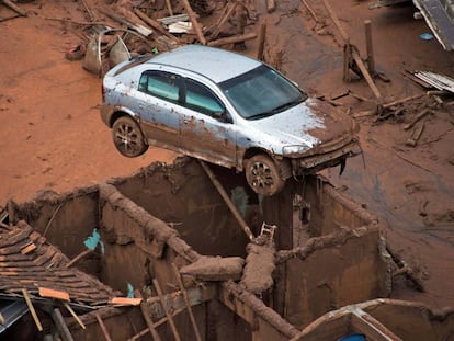 Destruição em Bento Rodrigues, Mariana (Minas Gerais), após rompimento de uma barragem da mineradora Samarco.