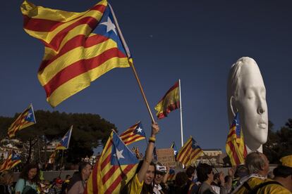 Manifestants porten estelades a la plaça de Colón durant la manifestació contra el judici del procés pels carrers de Madrid.