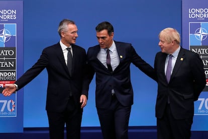 El secretario general de la OTAN, Jens Stoltenberg (a la izquierda), y el primer ministro británico, Boris Johnson (a la derecha), dan la bienvenida al presidente del Gobierno en funciones, Pedro Sánchez, antes de la foto de familia, en Watford (Inglaterra).