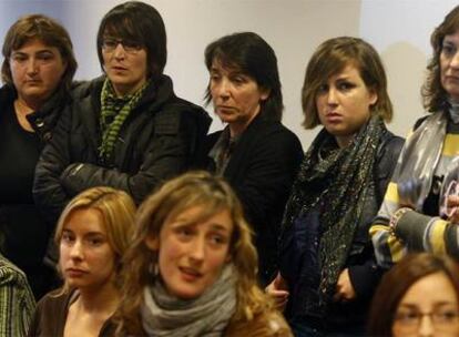 Familiares de los marineros del <i>Alakrana</i> durante la rueda de prensa que ofrecieron ayer en Bermeo.