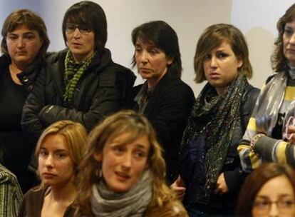 Familiares de los marineros del <i>Alakrana</i> durante la rueda de  prensa que ofrecieron ayer en Bermeo.