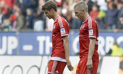 Müller y Schweinsteiger, tras perder ante el Ausburgo. 