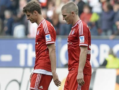 Müller y Schweinsteiger, tras perder ante el Ausburgo. 