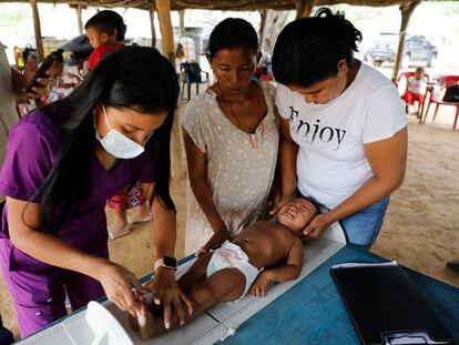 Una nutricionista examina a un niño indígena wayúu en la comunidad Ishamana, el 14 de mayo de 2022, en Maicao (Colombia).