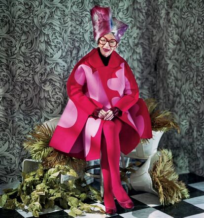 Iris Apfel con uno de sus estilimos, que la han convertido en un referente global.