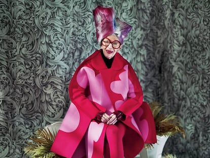 Iris Apfel con uno de sus estilimos, que la han convertido en un referente global.