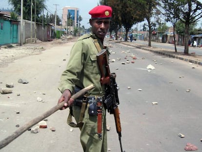 Un soldado et&iacute;ope en junio de 2005 durante la protesta en la universidad de Addis Ababa.