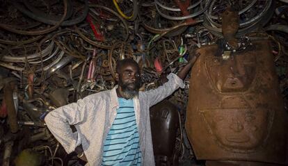 Meissa Fall, en su taller de bicicletas en Saint Louis (Senegal), junto a una de sus esculturas.