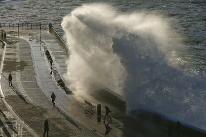 Una gran ola rompe contra el Paseo Nuevo de San Sebastián el 11 de enero de 2016.