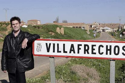 El alcalde de Villafrechós, Miguel Ángel Gómez Vaquero, a la entrada del pueblo.