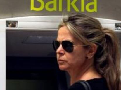 Una cliente de Bankia saca dinero de un cajero.